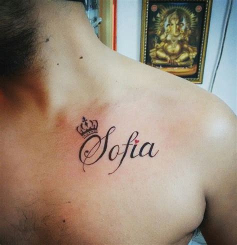 tatuajes de nombres en el pecho|30 ideas de TATUAJES DE NOMBRES de hombre/mujer。